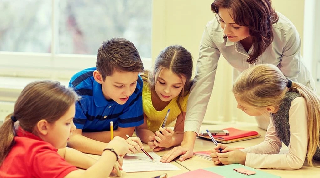 Craft-Tailored Educational Experiences for Inquisitive Minds