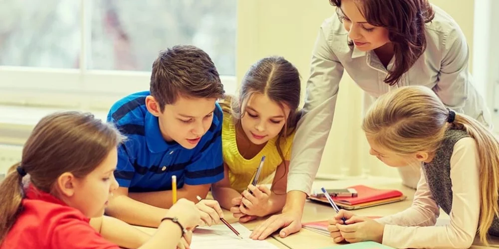 Craft-Tailored Educational Experiences for Inquisitive Minds